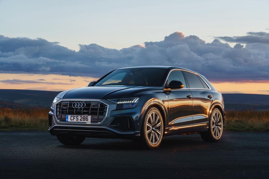  Audi Q8 50 TDI Quattro S-Line 2018 года  (UK) (фото 1 из 27)